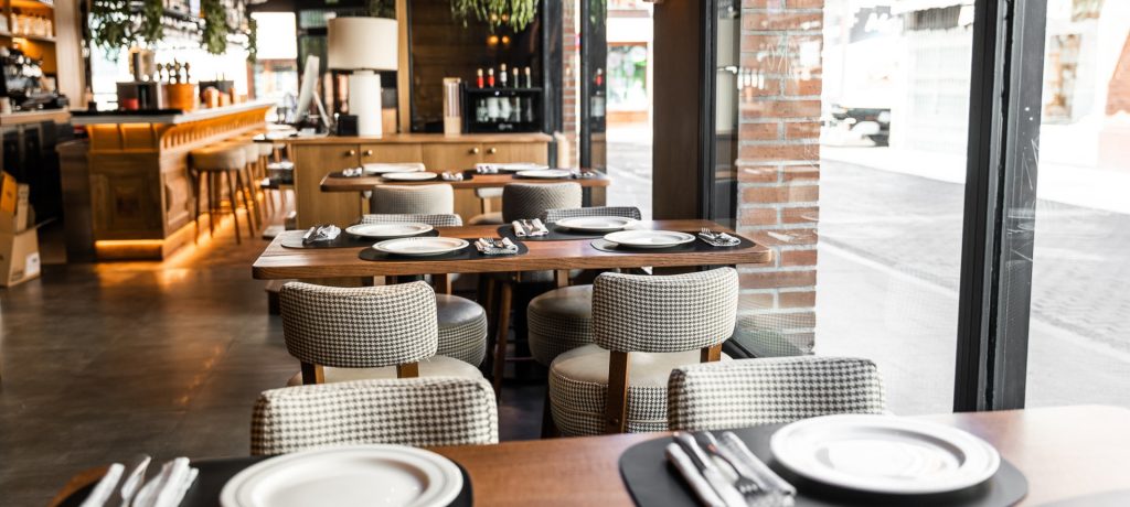 Mesas restaurante Fino Bar en Alcalá de Henares