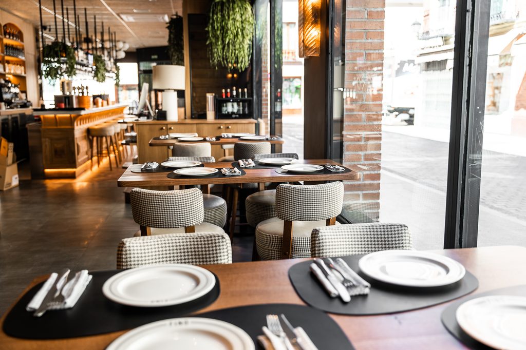 Comedor de Fino Bar en Alcalá de Henares con mesas preparadas para un grupo